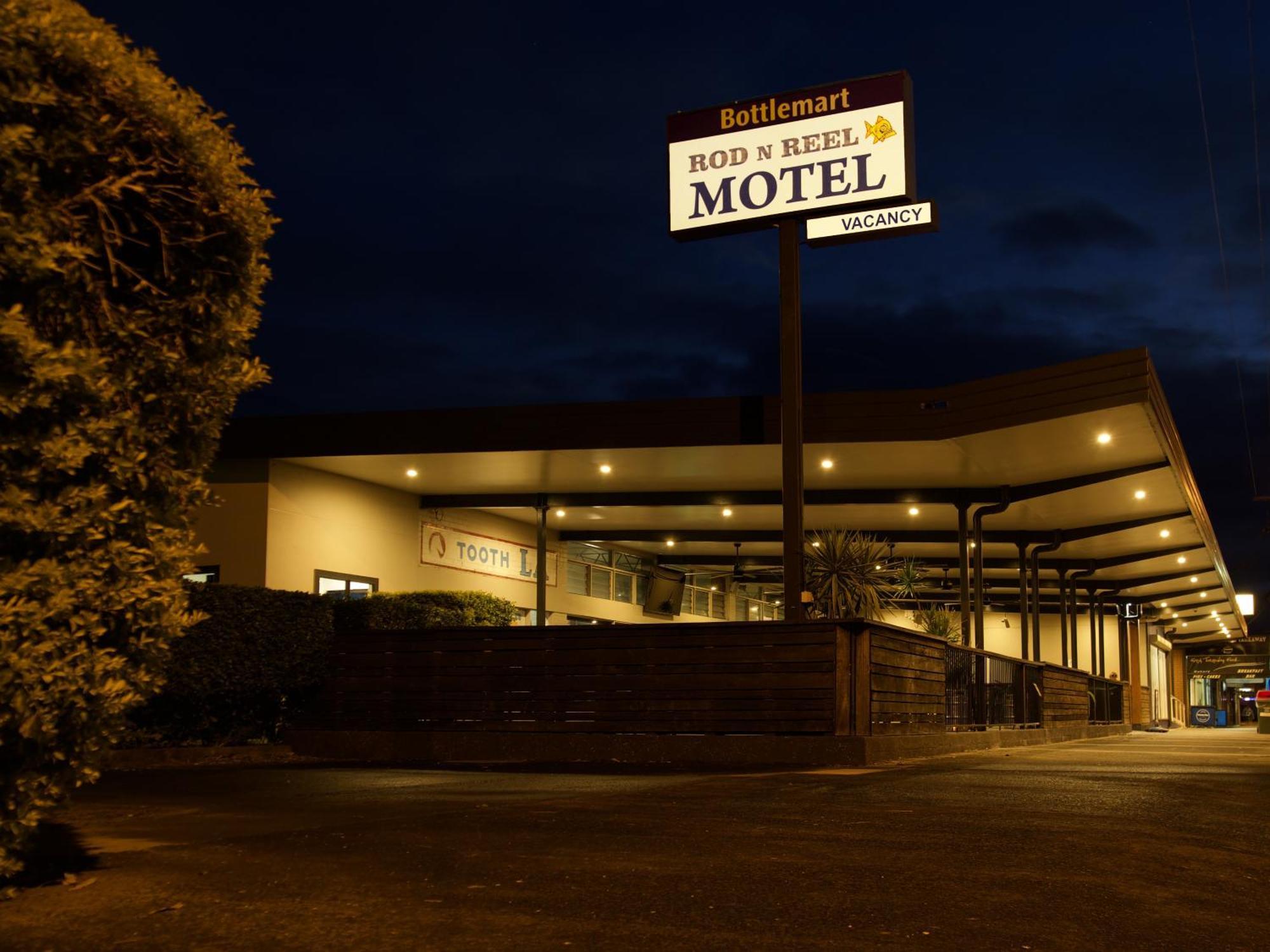 Rod 'N' Reel Hotel Motel Woodburn Exterior photo